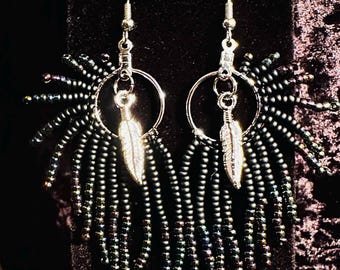 Vleugelring met kralen en veer: regenboogzwart/zwart