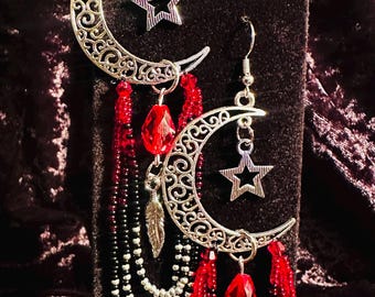Halve maan met hangende kralen: rood/zwart/grijs/ster/veer