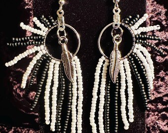 Vleugelring met kralen en veren: wit/zwart