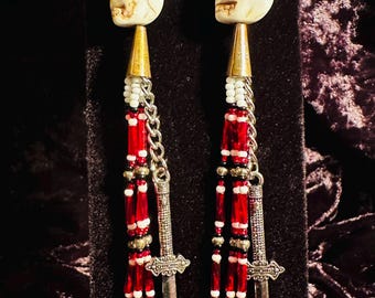 Zwaard - Kraaloorbellen met franjes, zwaard en schedel - Rood/zwart/wit/zilver