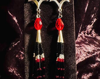 Hartoorbellen met lusvormige vleermuiskralen: zwart/rood/zilver