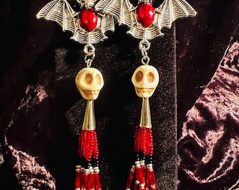 Antieke vleermuis - lusoorbellen met kralen - rood/zwart/zilver- schedel