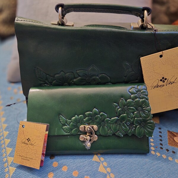 Bolso y cartera a juego de piel repujada verde esmeralda con forma de rosa de Patricia Nash