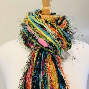 Kleurrijke lichtgewicht sjaal, dames franje sjaal, geknoopte sjaal, uniek cadeau, cadeau voor zus, cadeau voor tante, cadeau voor moeder Sherbert afbeelding 4