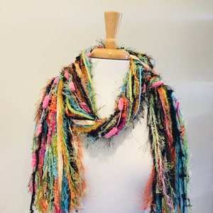 Kleurrijke lichtgewicht sjaal, dames franje sjaal, geknoopte sjaal, uniek cadeau, cadeau voor zus, cadeau voor tante, cadeau voor moeder Sherbert afbeelding 1