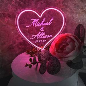 Illumina il tuo amore con un cake topper a forma di cuore a LED! Questo cake topper nuziale in acrilico personalizzato è il perfetto centrotavola romantico.
