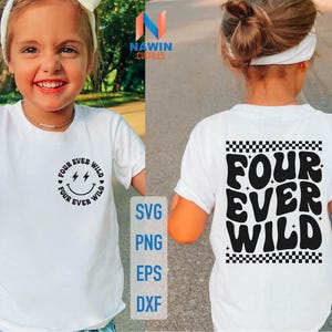 Op de afbeelding: Twee witte T-shirts met een zwart grafisch ontwerp. De voorkant van het shirt zegt "Four Ever Wild" met een smiley en bliksem. De achterkant van het shirt zegt "Four Ever Wild" in een geruit patroon.