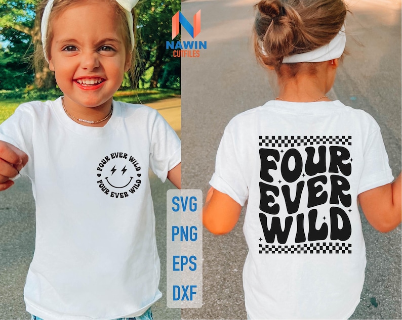 Op de afbeelding: Twee witte T-shirts met een zwart grafisch ontwerp. De voorkant van het shirt zegt "Four Ever Wild" met een smiley en bliksem. De achterkant van het shirt zegt "Four Ever Wild" in een geruit patroon.