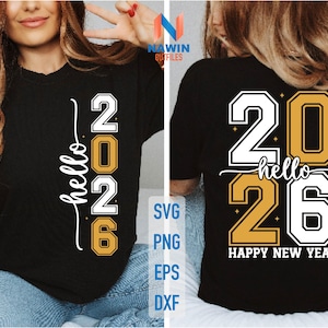 以下が含まれることがあります： 白の筆記体と金のブロック文字で「hello 2026」と書かれた黒いTシャツ。Tシャツの背面には数字の「2026」と「Happy New Year」の文字がプリントされています。