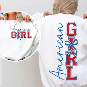 Könnte beinhalten: Weißes Sweatshirt mit dem Text "American Girl" in Rot und Blau, mit einer Schleifengrafik. Auf der Rückseite des Sweatshirts stehen die Worte "American Girl" vertikal, in einem ähnlichen Farbschema. Das Bild enthält auch Logos für die Dateitypen SVG, PNG, EPS und DXF.