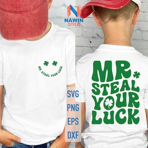 Pode incluir: Duas camisetas brancas com desenhos de trevo verde. Uma camiseta diz "MR. STEAL YOUR LUCK" em uma fonte retrô. A outra camiseta tem um rosto sorridente com dois trevos para os olhos.