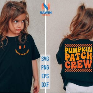 Puede incluir: Camiseta negra con el texto "Pumpkin Patch Crew" en naranja y amarillo, con un diseño de carita sonriente y rayo. La parte trasera de la camiseta también presenta el texto "Pumpkin Patch Crew" con un patrón de cuadros.