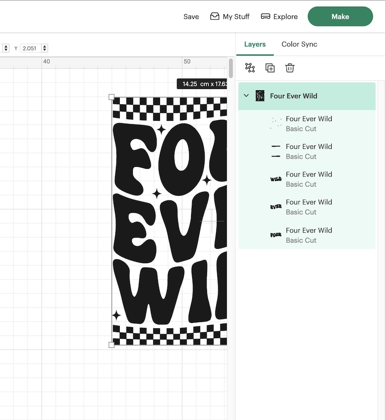 Op de afbeelding: Zwart-wit grafisch ontwerp met de tekst "Four Ever Wild" in een retro stijl op een geruite achtergrond.