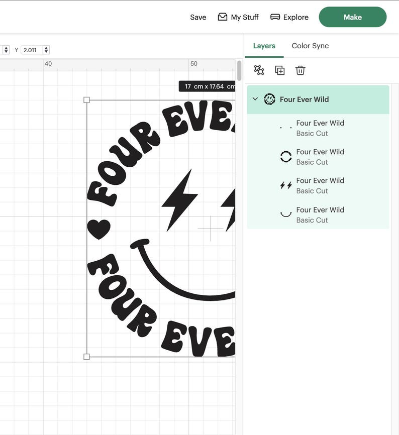 Op de afbeelding: Zwart-wit ontwerp van een smiley met bliksemschichten en de tekst "Four Ever Wild" die herhaald wordt rond de cirkel.