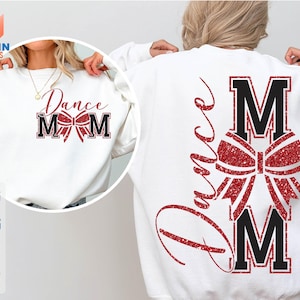 Puede incluir: Sudadera blanca con la frase "Dance Mom" en letras rojas y negras con un lazo rojo brillante. La parte trasera de la sudadera también presenta "Dance Mom" con un gran lazo rojo brillante.