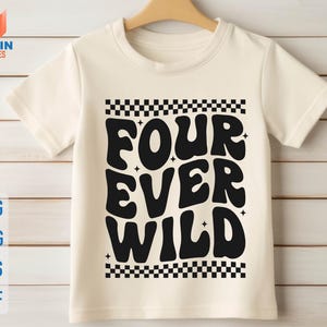 Op de afbeelding: Een wit T-shirt met een zwarte geruite rand en de tekst "Four Ever Wild" in een retro-lettertype.