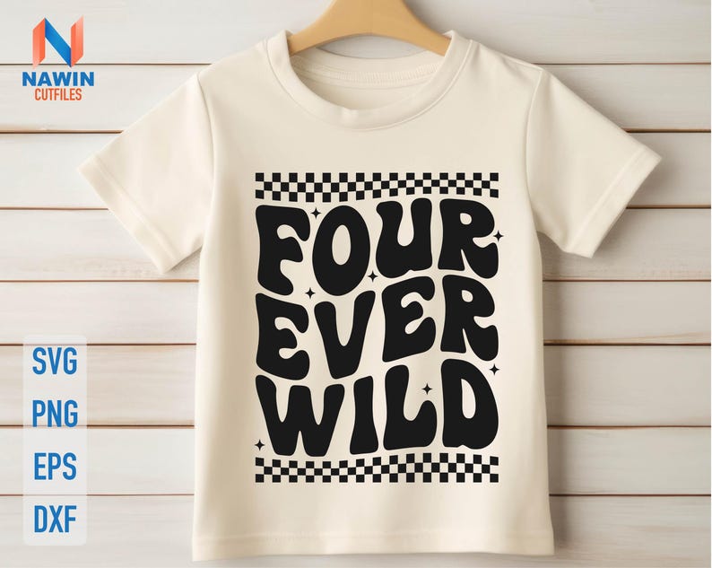 Op de afbeelding: Een wit T-shirt met een zwarte geruite rand en de tekst "Four Ever Wild" in een retro-lettertype.