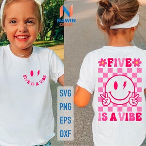 Puede incluir: Camiseta blanca con una carita sonriente rosa y el texto "FIVE IS A VIBE". La parte trasera de la camiseta presenta un diseño a cuadros rosa y blanco con una carita sonriente y el mismo texto. La camiseta también tiene un rayo.