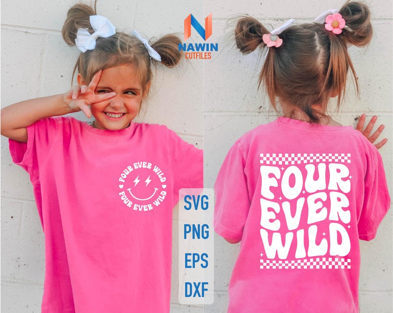 Op de afbeelding: Twee roze T-shirts met witte tekst. E&eacute;n shirt zegt "Four Ever Wild" met een smiley en bliksem. Het andere shirt zegt "Four Ever Wild" in een retro-lettertype met een geruite rand.