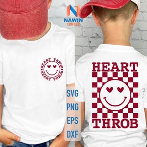 Op de afbeelding: Wit T-shirt met een rood hart met ogen en de tekst "HEART THROB" in een cirkel. De tekst wordt onder de cirkel herhaald. Het tweede T-shirt is wit met een rood ruitpatroon en de tekst "HEART THROB" in rood. Het ruitpatroon heeft een rood smiley-gezicht met ogen in het midden.