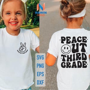 Pode incluir: Duas crianças vestindo camisetas brancas com texto preto e gráficos. O texto nas camisetas diz "Peace Out Third Grade" e "Peace Out Third Grade".