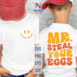 Op de afbeelding: Twee witte T-shirts met een grafisch ontwerp. Het eerste shirt heeft een smiley-gezicht met de tekst "Mr. Steal Your Eggs". Het tweede shirt heeft de tekst "Mr. Steal Your Eggs" in een retro-lettertype met een gestileerde ei-afbeelding.
