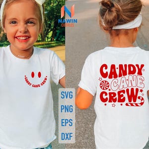 Może przedstawiać: Dwójka dzieci w białych koszulkach z czerwonym tekstem i grafiką. Tekst na koszulkach brzmi "Candy Cane Crew". Jedna koszulka ma grafikę uśmiechniętej twarzy, a druga grafikę z laską cukrową.