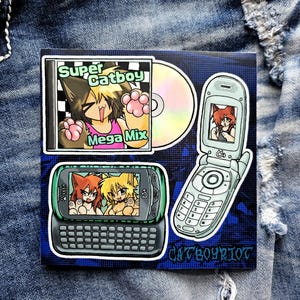 Puede incluir: Una hoja de pegatinas con personajes de gatos de estilo anime. La hoja incluye un CD, un teléfono plegable y un teléfono con teclado, todos con gráficos temáticos de gatos. El texto "Super Catboy Mega Mix" y "Catboyriot" son visibles.