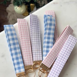 Llavero de pulsera hecho a mano / Rosa, azul, morado / Estética coqueta / Accesorio bonito / Regalo para ella / Correa de muñeca de cuadros vichy