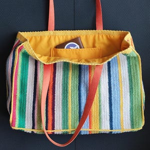 Pode incluir: Um conjunto de três canecas de cerâmica com acabamento fosco e salpicado. As canecas são em tons de creme, cinza claro e cinza escuro. Cada caneca tem um design simples e minimalista.