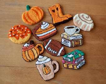 Sous-bocks d'automne : citrouille d'automne, café au lait, tarte, roulé à la cannelle, café, livres, tasses