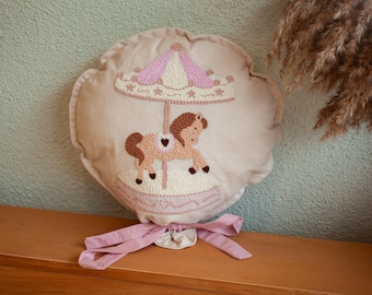 Enfeite de parede para quarto de bebê com cavalo de carrossel, almofada decorativa em formato de balão, decoração rosa para quarto de menina