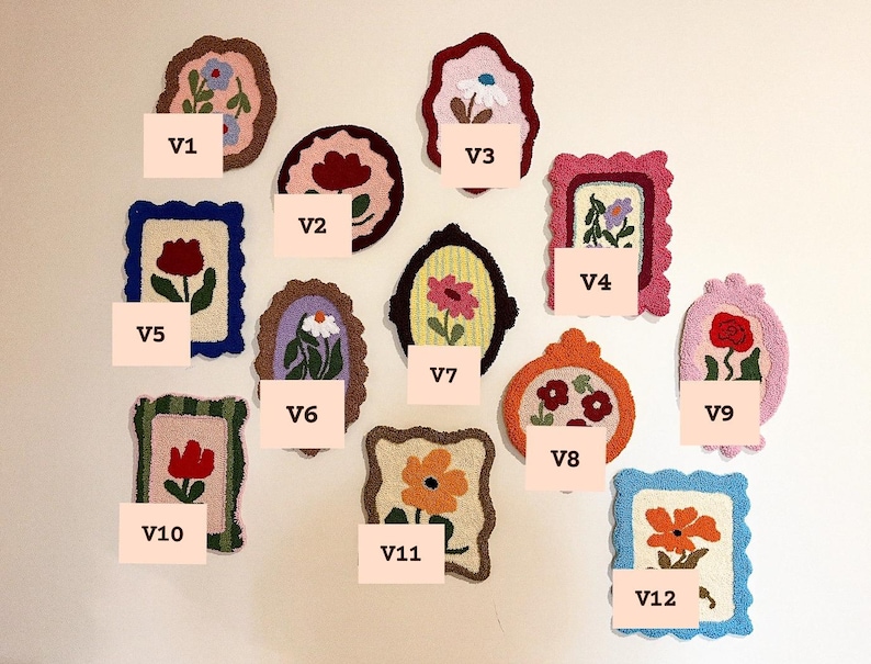 Pode incluir: Uma cole&ccedil;&atilde;o de doze obras de arte t&ecirc;xtil floral emolduradas e coloridas. Cada pe&ccedil;a apresenta um design floral &uacute;nico em v&aacute;rias cores, incluindo rosa, vermelho, laranja e azul, com uma apar&ecirc;ncia texturizada e feita &agrave; m&atilde;o. As pe&ccedil;as est&atilde;o rotuladas de V1 a V12.