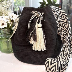 Mochila Wayuu Negra. Bolso de Hombro/Cruzado. Borlas Especiales - Bolsos Tejidos, Carteras Étnicas, Bolsos Artesanales, Bolso Grande Colombiano Hecho a Mano