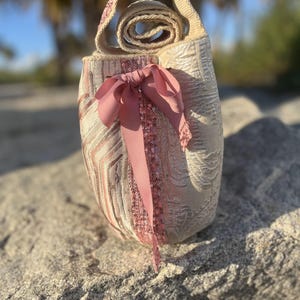 Mochila Wayuu - Bolso - Cartera, Hecha a Mano en Colombia, Correa con Lentejuelas Rosadas. Forro Interior con Bolsillos. MEDIANO- (Rosa Contemporáneo),