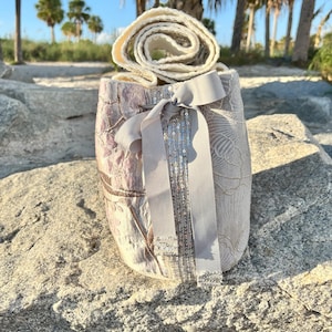 Mochila Wayuu - Bolso - Cartera, Hecha a Mano en Colombia, Correa para el Hombro con Lentejuelas Plateadas. Forro Interior con Bolsillos. MEDIANO- (Plata Contemporánea),