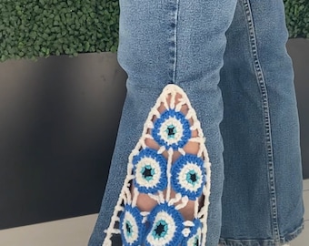 Modello pantaloni a zampa d'elefante all'uncinetto con occhio malvagio