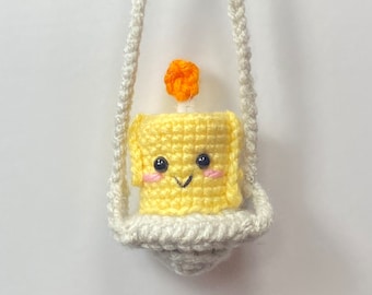 Mini modello di ornamento per auto o portachiavi a forma di candela all'uncinetto