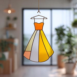 Op de afbeelding: Een set van drie keramische mokken met een gespikkelde, matte afwerking. De mokken zijn in crème, lichtgrijs en donkergrijs. Elke mok heeft een eenvoudig, modern ontwerp, perfect voor koffie of thee.