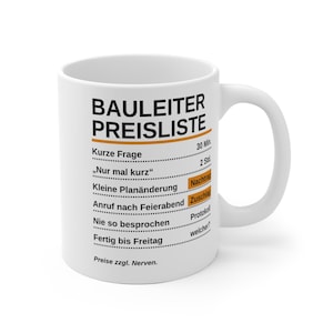 Può includere: Una tazza in ceramica bianca con testo in tedesco nero intitolato BAULEITER PREISLISTE. L'elenco include elementi come Kurze Frage, Nur mal kurz, Kleine Planänderung, Anruf nach Feierabend, Nie so besprochen e Fertig bis Freitag con accenti arancioni.