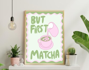 Può includere: Un poster illustrato verde e rosa con il testo "But first matcha" e un'immagine di cartone animato di una tazza di matcha che viene versata con un vortice di polvere di matcha verde.