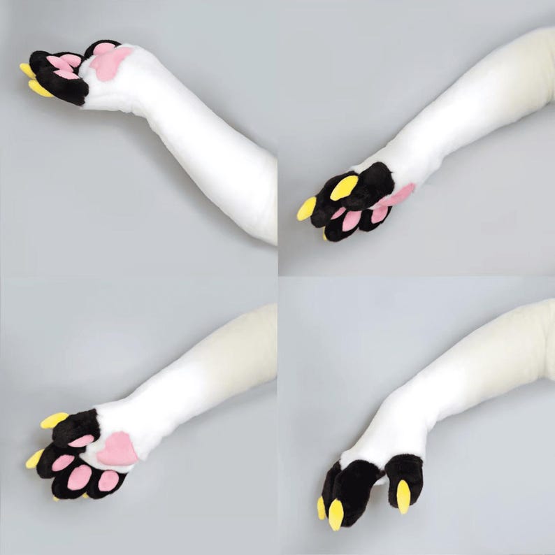 Pu&ograve; includere: Quattro viste di un braccio di peluche bianco con una zampa. La zampa presenta cuscinetti neri, cuscinetti rosa e artigli gialli. Il braccio &egrave; bianco e lo sfondo &egrave; grigio chiaro.