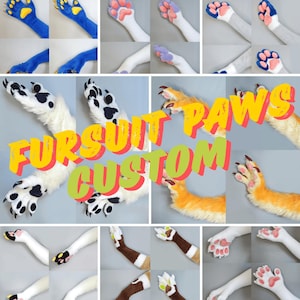 Pu&ograve; includere: Un collage di zampe di fursuit personalizzate in vari colori e design. Le zampe includono blu, rosa, bianco e arancione, con artigli e cuscinetti dettagliati. Il testo sull'immagine recita "FURSUIT PAWS CUSTOM."