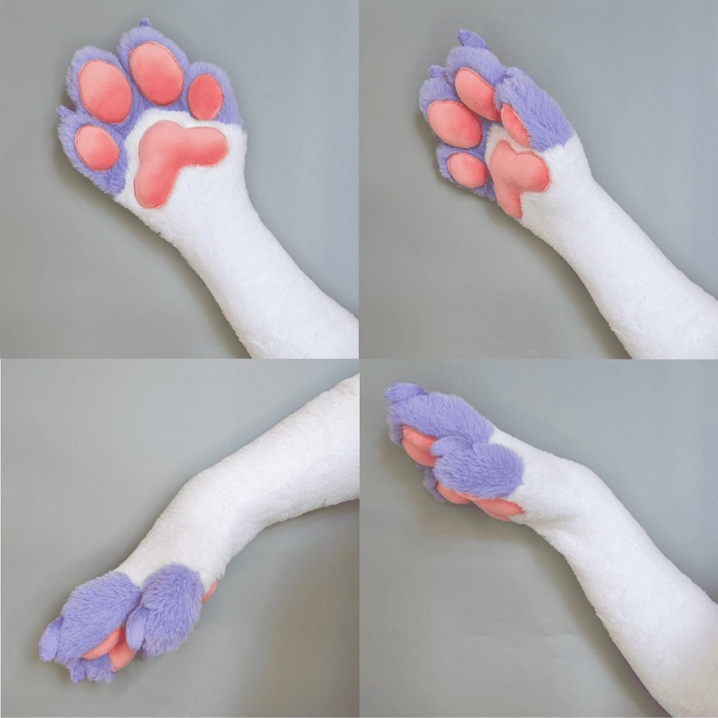Pu&ograve; includere: Immagine a quattro pannelli di zampe bianche e pelose con accenti viola e rosa. I cuscinetti delle zampe sono rosa e le dita dei piedi viola. Le braccia sono bianche e soffici, su sfondo grigio.