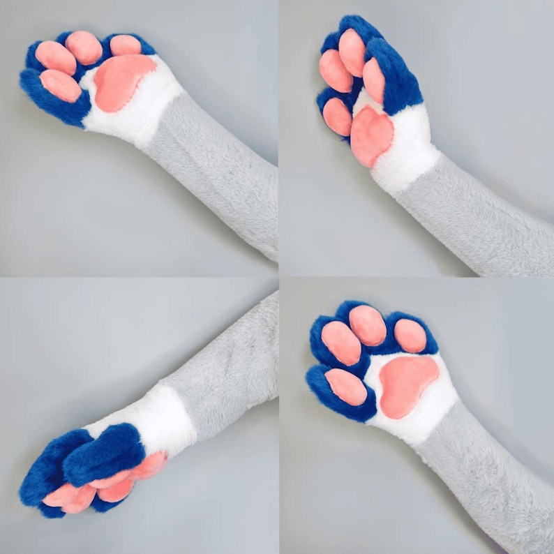 Pu&ograve; includere: Quattro immagini di una zampa di peluche con un braccio grigio, un polso bianco, cuscinetti blu e cuscinetti rosa. La zampa &egrave; in diverse posizioni, mostrando la parte superiore e inferiore della zampa.