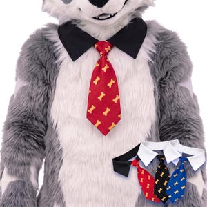 Può includere: Un busto di costume da animale in peluche grigio e bianco che indossa un colletto nero con una cravatta rossa con motivo a ossa gialle. Sotto, tre colletti staccabili aggiuntivi sono mostrati in nero, bianco e bianco con cravatte rossa, nera e blu.
