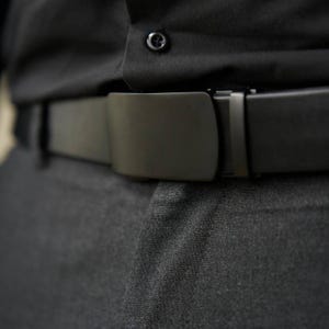 ハンドメイドのブラックレザードレスベルト、自動マットバックル付き - 男性用クラシック 35 mm 本革ベルト、新郎へのレザーギフト