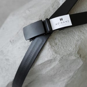 Handgefertigter schwarzer Ledergürtel mit automatischer schwarzer Mattschnalle - klassischer 35 mm Echtledergürtel für Herren, Leder-Bräutigam-Geschenk für Papa