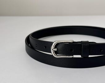 Cinto fino de couro preto: cinto fino ajustável feito à mão com fivela prateada