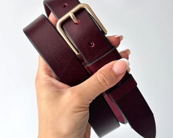 Cinturón de piel burdeos hecho a mano: hebilla dorada texturizada, elegante color rojo vino.